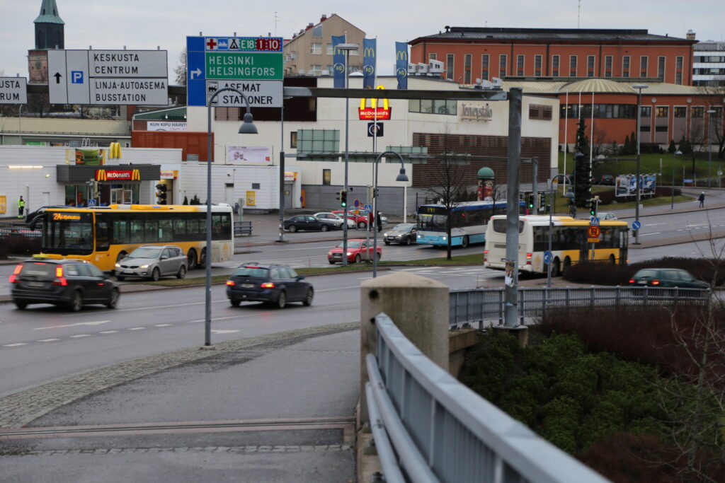 Liikennettä Turun Uudenmaankadulla