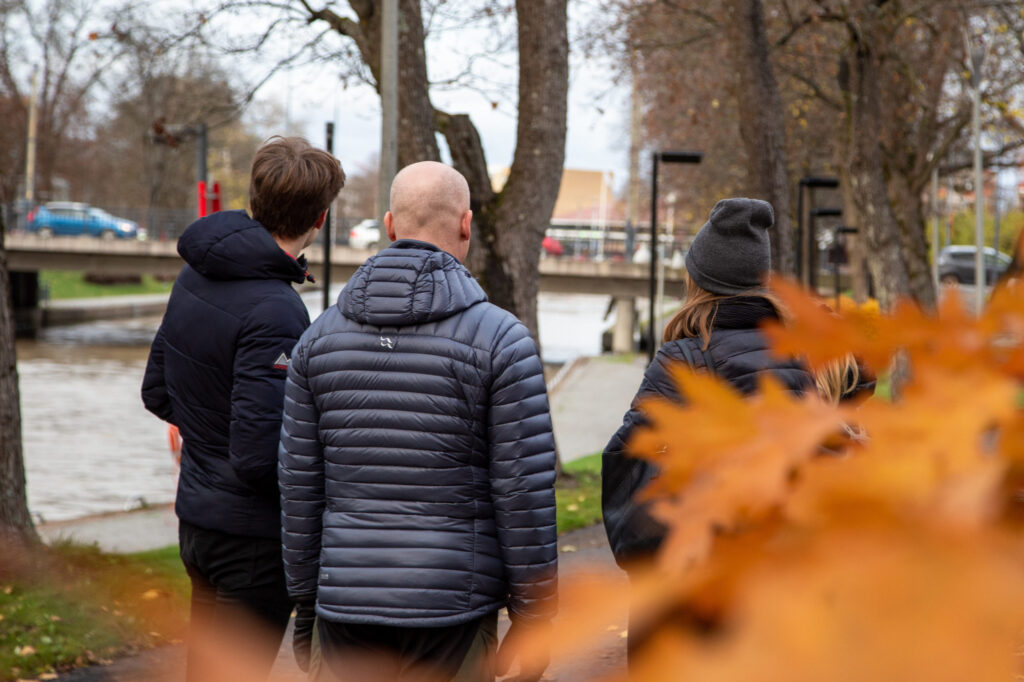 Kuvassa nuoria ja aikuisia kävelemässä kaupungissa.