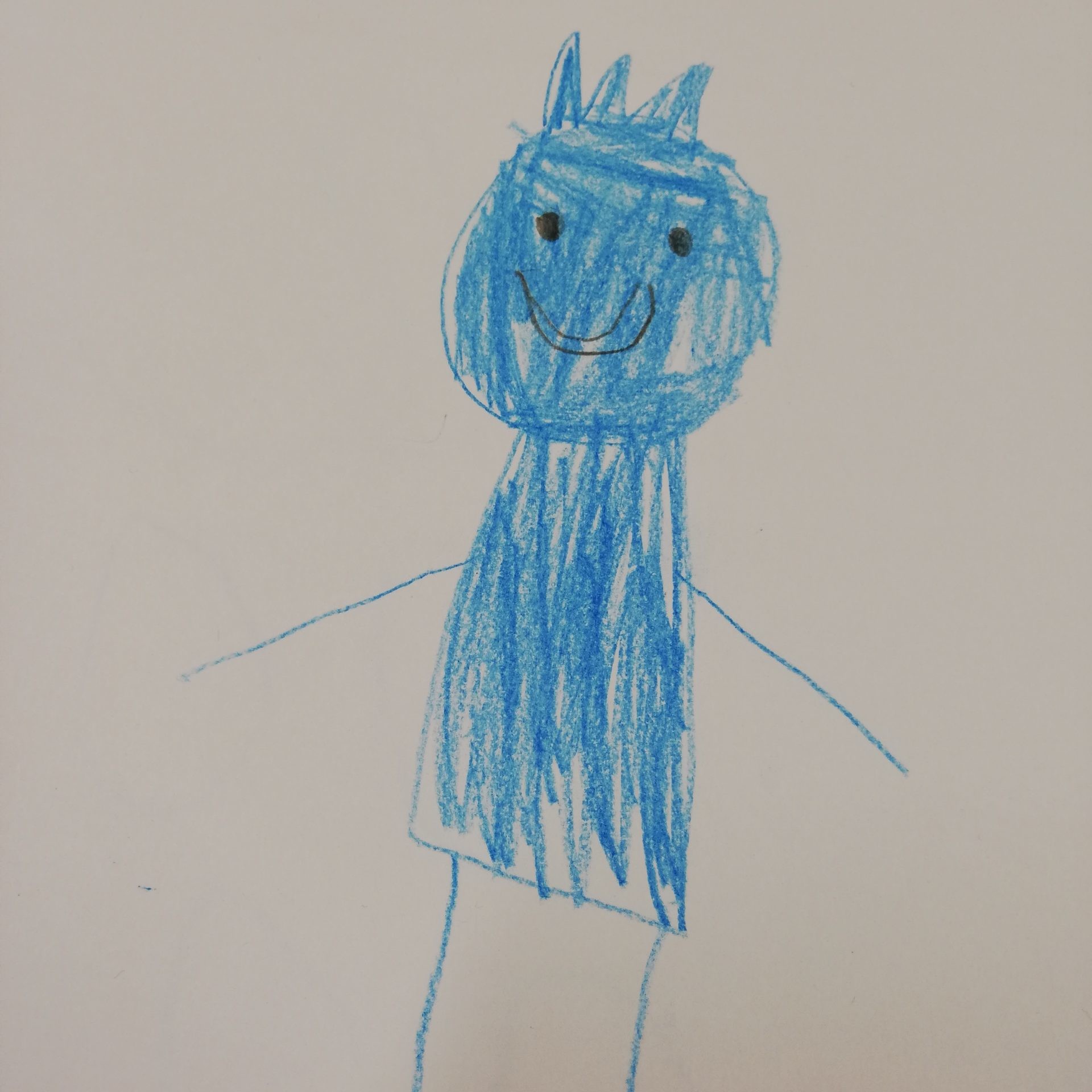 Lapsen piirtämä sininen, kruunupäinen hahmo.