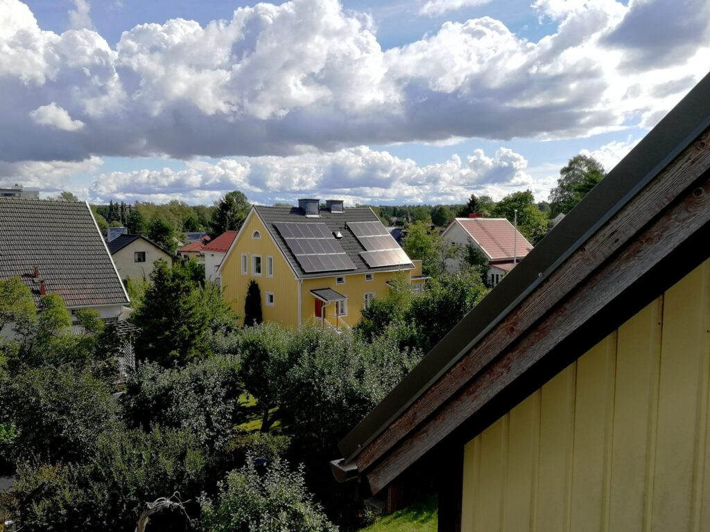 Omakotitaloja, keskellä olevassa talossa aurinkopaneelit