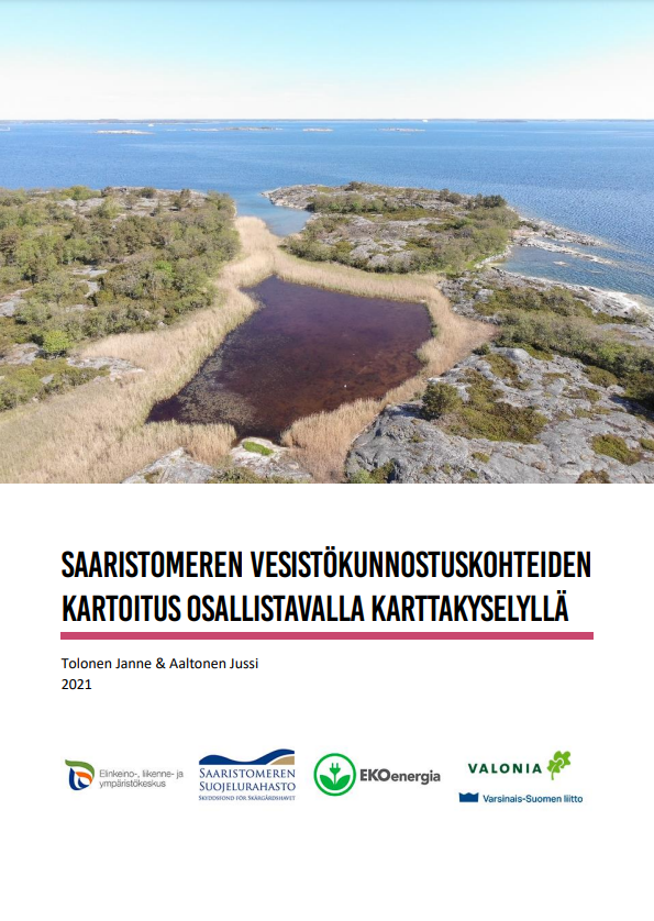 Kuva raportin kansilehdestä, rannikkomaisema valokuvassa ja teksti: Saaristomeren vesistökunnostuskohteiden kartoitus osallistavalla karttakyselyllä