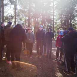 Ryhmä oppilaita ja päättäjiä metsässä