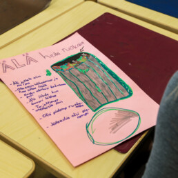 Kuva oppilaiden tekemästä julisteesta kouluruokailuun liittyen. Otsikko on älä heitä ruokaa ja kuvana oppilaiden piirtämä roskis.