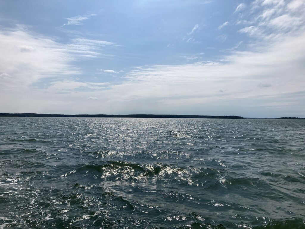 Saaristomeren aallokkoa, taustalla näkyy saaria