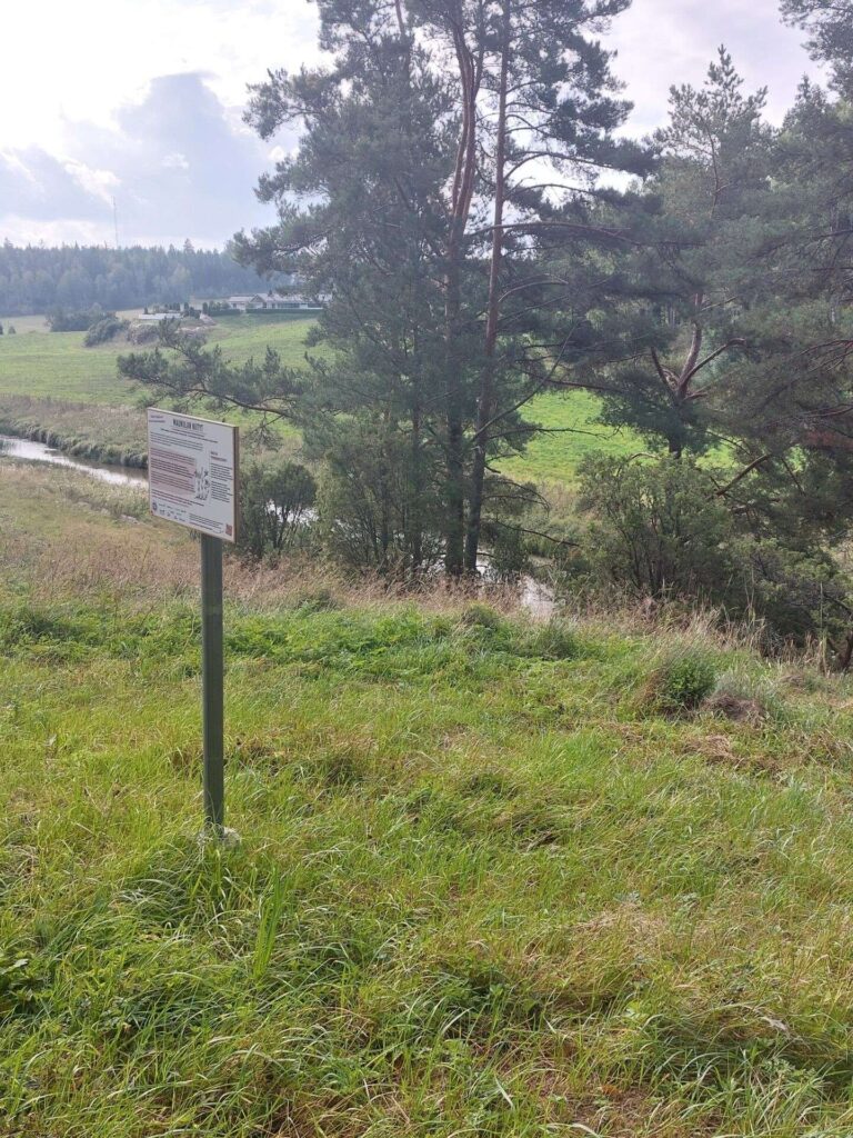 Jokivarsi, ruohoniitty, infokyltti