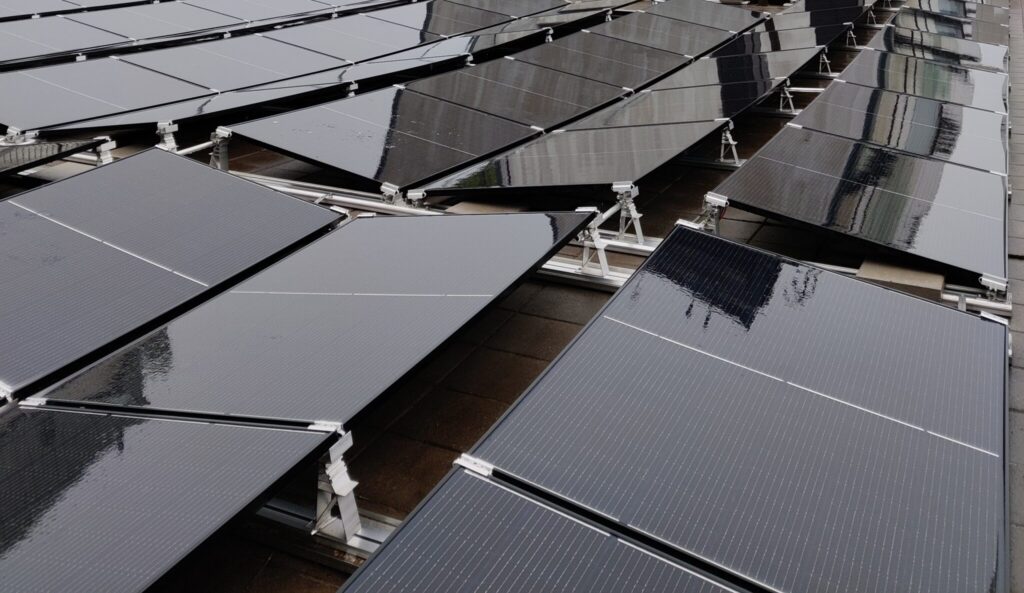 Aurinkopaneeleja lähikuvassa