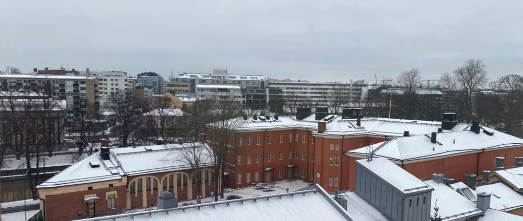 kattoja, lunta, kerrostaloja