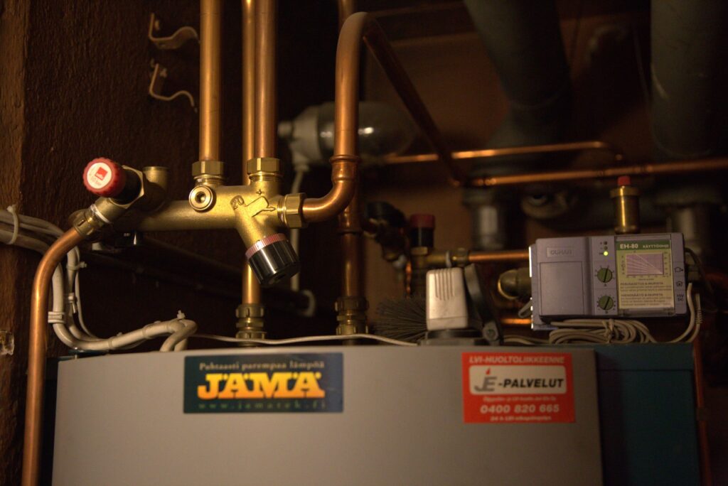 Lähikuva öljykattilasta.