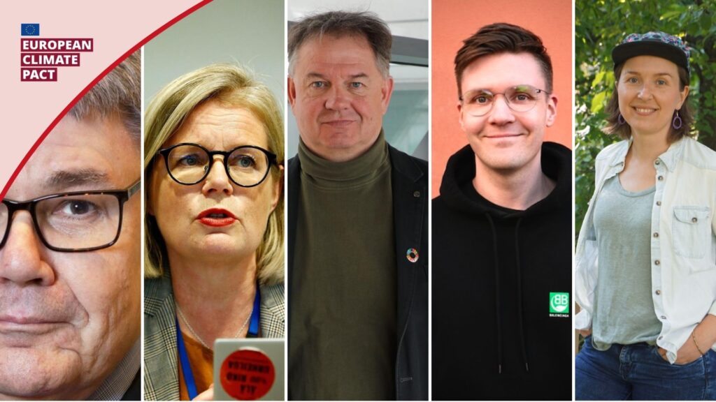 Viiden henkilön rinnakkain aseteltu kollaasi, jossa taustat ja vaatetukset vaihtelevat. Vasemmassa reunassa on osa vaaleanpunaisesta grafiikasta, jossa näkyy teksti ’European Climate Pact’. Seuraavissa kuvissa henkilöt seisovat eri ympäristöissä: yksi harmaan sisätilan edessä, yksi oranssia taustaa vasten ja yksi vihreän, luonnonläheisen taustan edessä. Yhdellä henkilöllä on päällään tumma bleiseri, toisella huppari ja oikeanpuolimmaisella vaalea kauluspaita ja hattu.