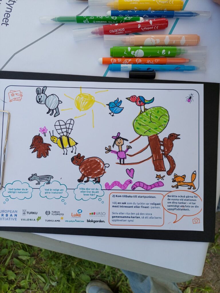 lapsen värikäs piirustus