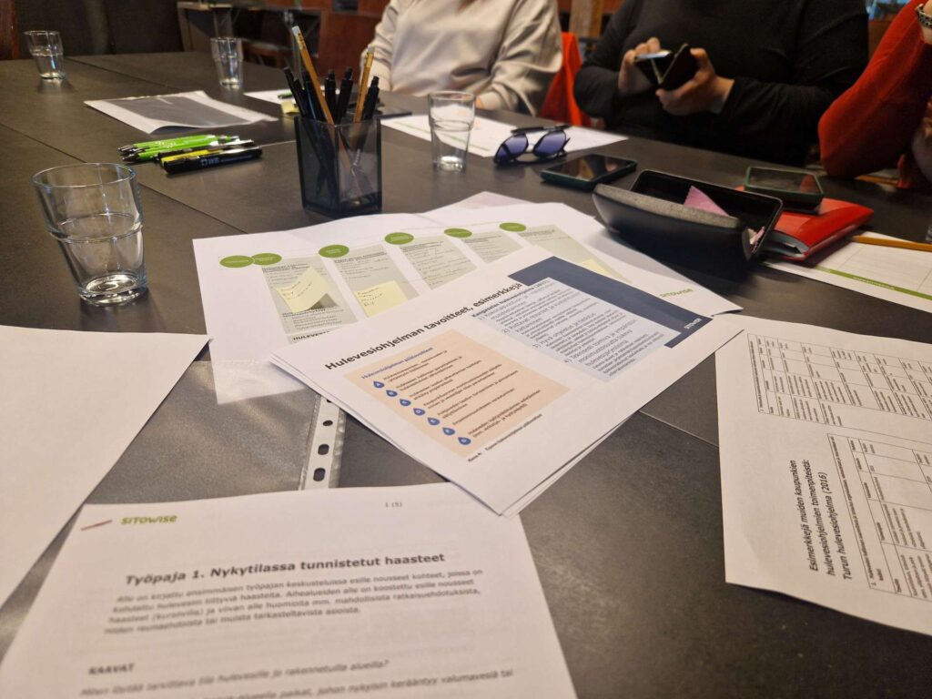 työpajapapereita pöydällä