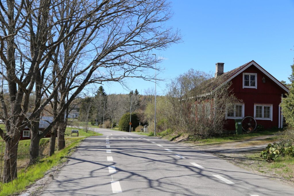 kylätie, tien laidassa talo ja puu