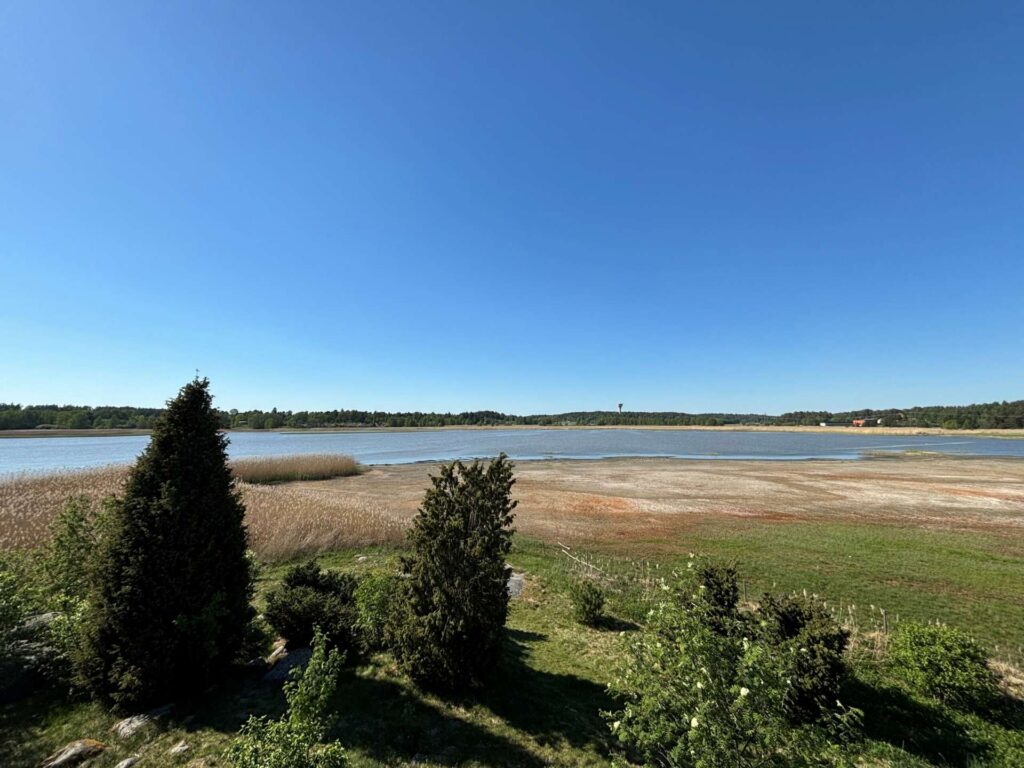 merenlahden ranta aurinkoisena päivänä