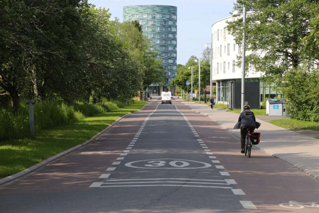 2-1-tie jossa ajaa pyörä, tautalla kerrostalo