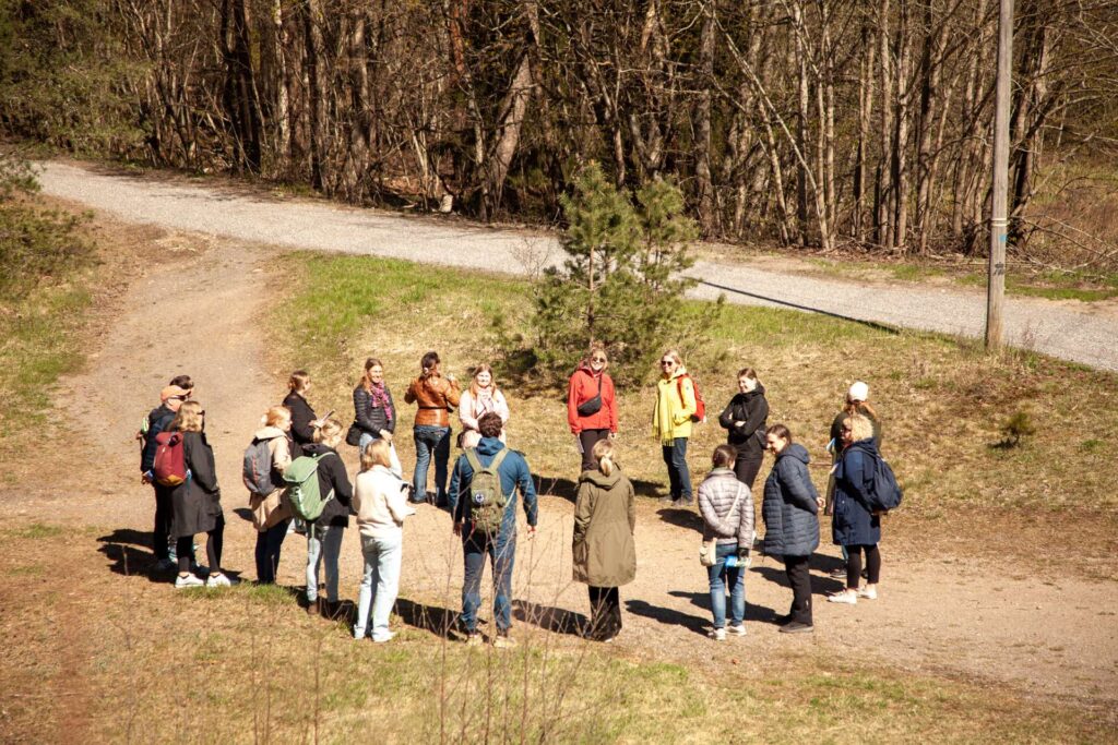 Ihmisiä seisoo piirissä