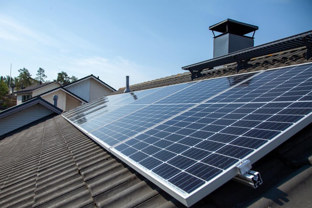 Aurinkopaneeli katolla.