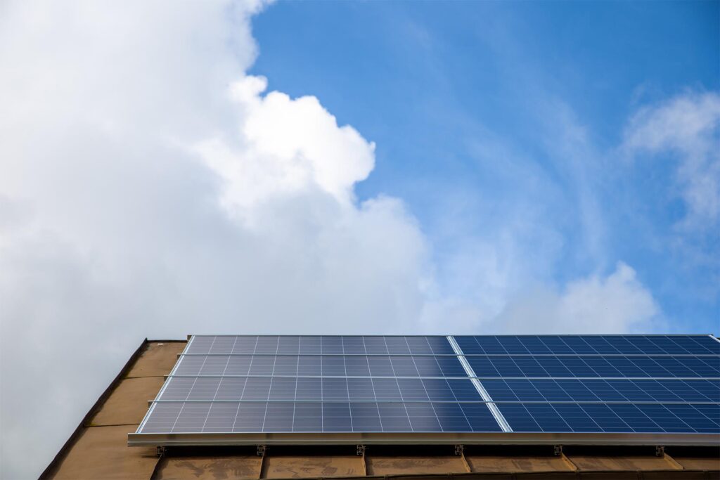 Aurinkopaneeleja katolla