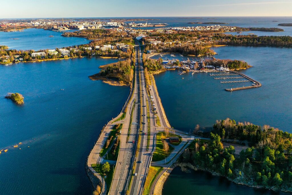 Ilmakuvaa, jossa veden ylittää autotie, raitiotiet ja kevyt liikenne. Espoo.