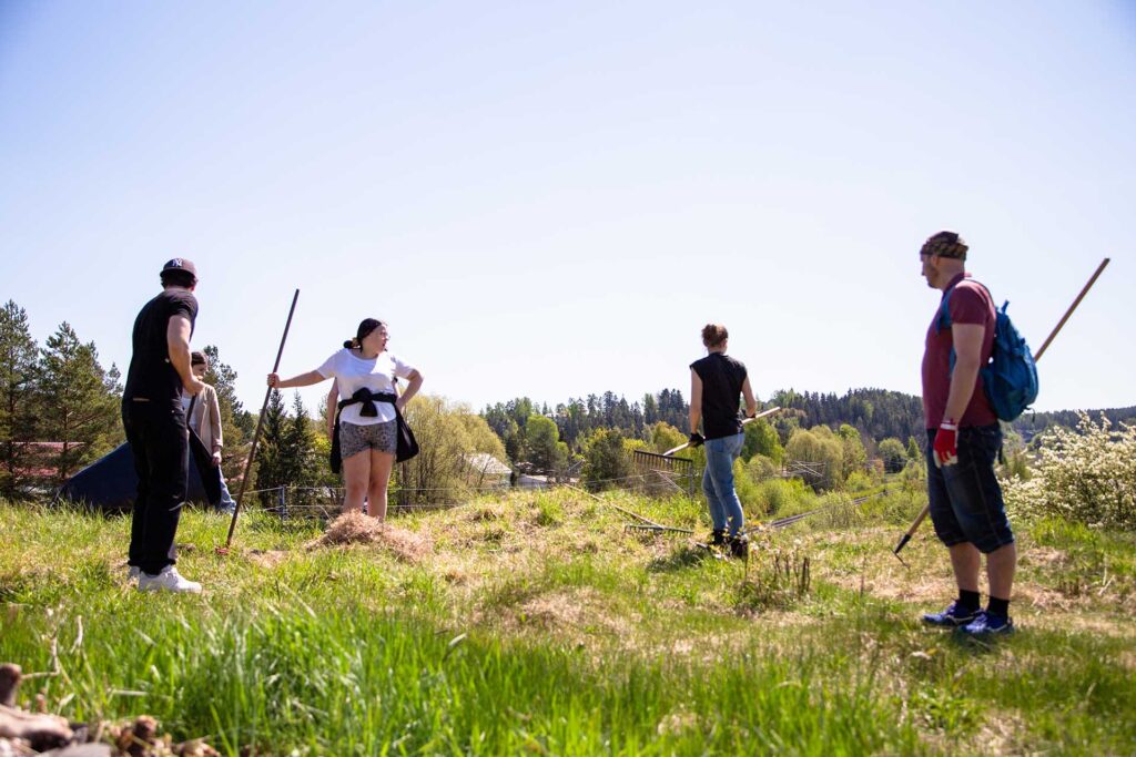 ryhmä ihmisiä niityllä