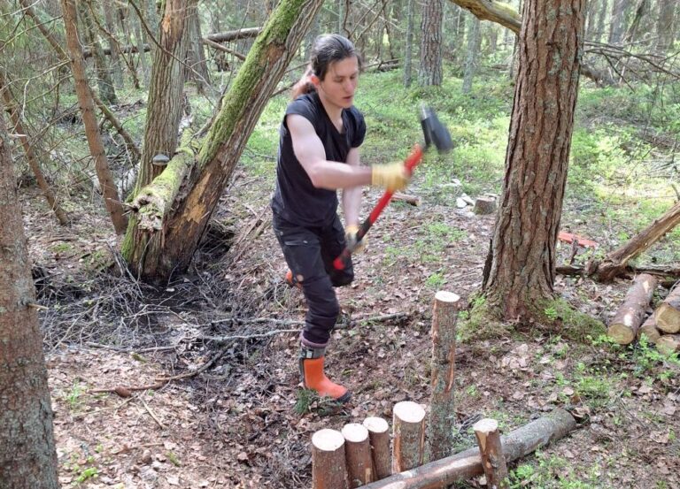 Ympäristönhoidon opiskelija Mikael Mor löi kuusitolpat paikoilleen lekalla. Kuva: Sanna Kivimäki