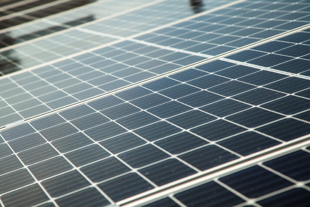Lähikuva aurinkopaneelista.