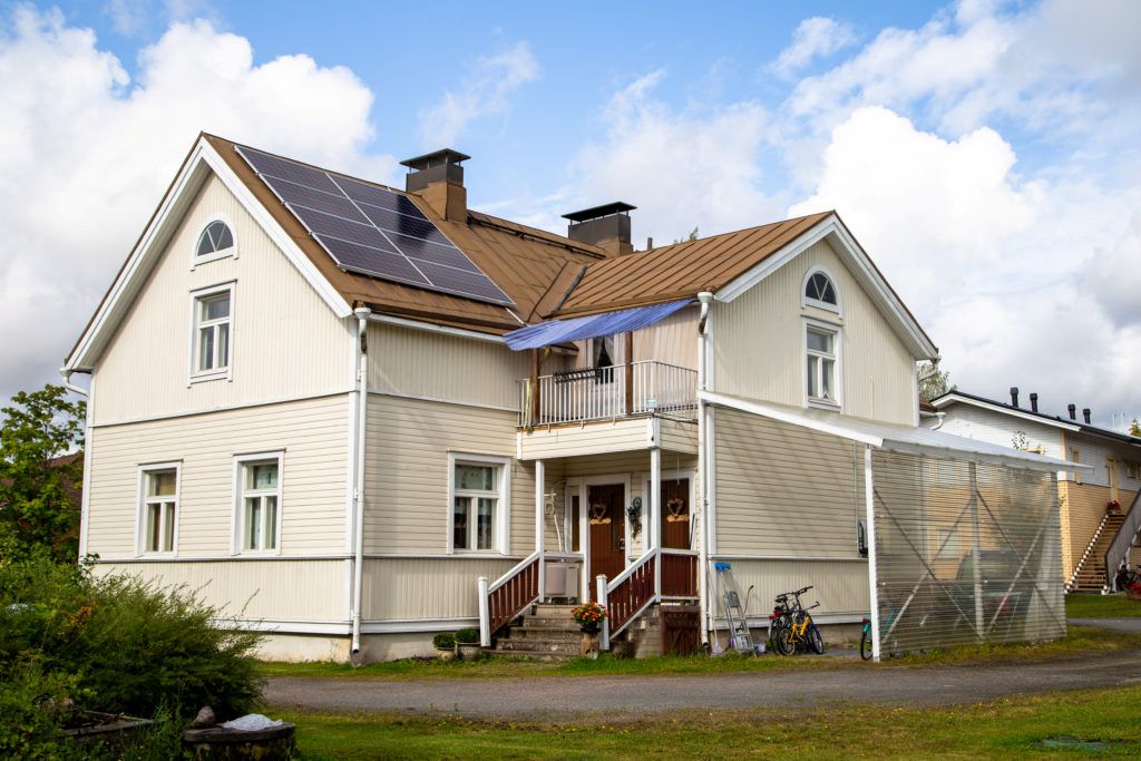 Talo, jonka katolla aurinkopaneelit.