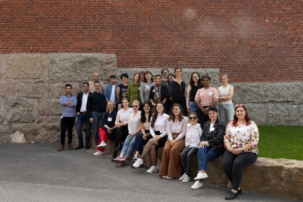 ryhmäkuva ihmisistä ulkona