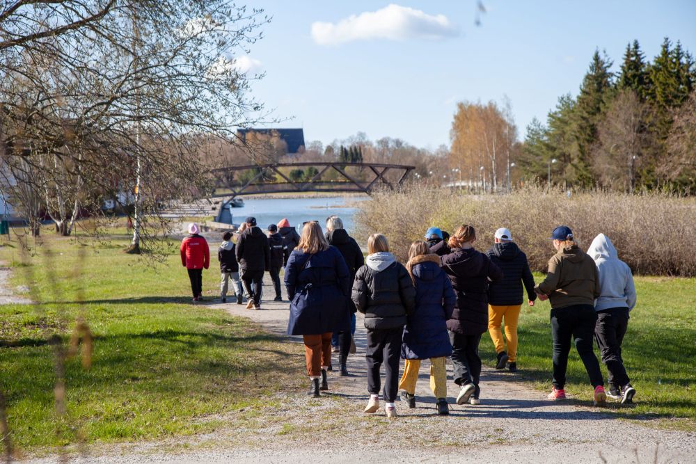 Ihmisiä kävelyllä