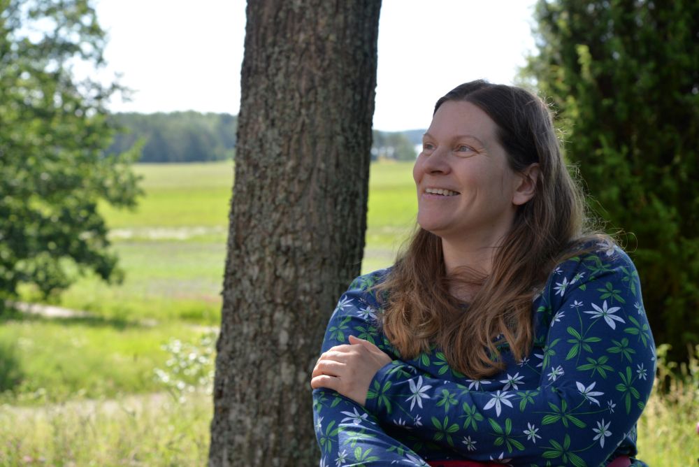 hymyilevä ruskeatukkainen nainen