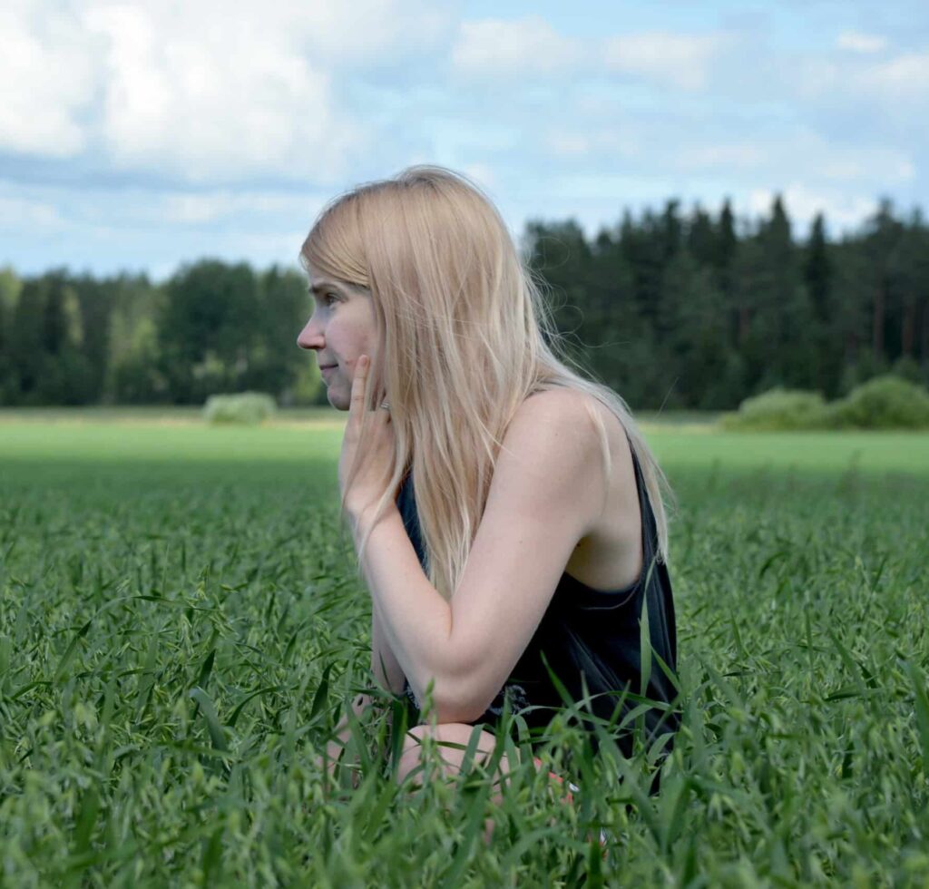 nuori nainen viljapellossa, sivuprofiili