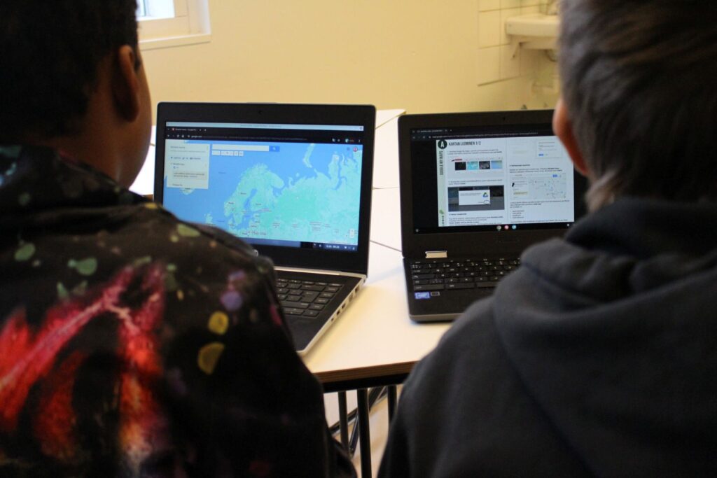 Kaksi oppilasta tietokoneiden ääressä.