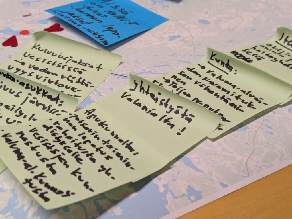 Merkattuja post-it-lappuja karttapaperilla.