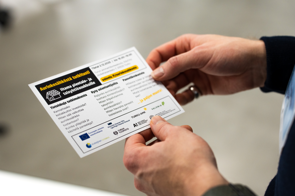 kädet pitämässä esitettä