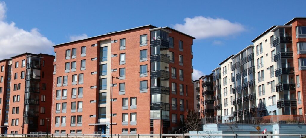 Punasivuisia kerrostaloja, sininen taivas