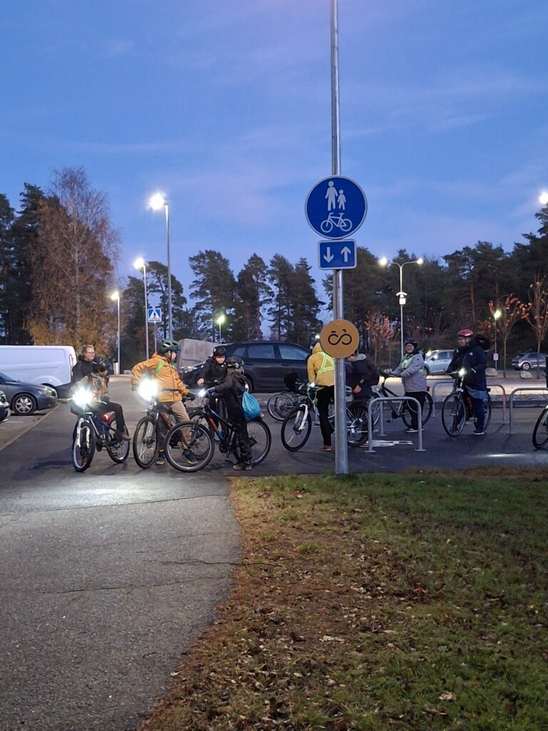 Lapsia pyörien kanssa iltahämärässä