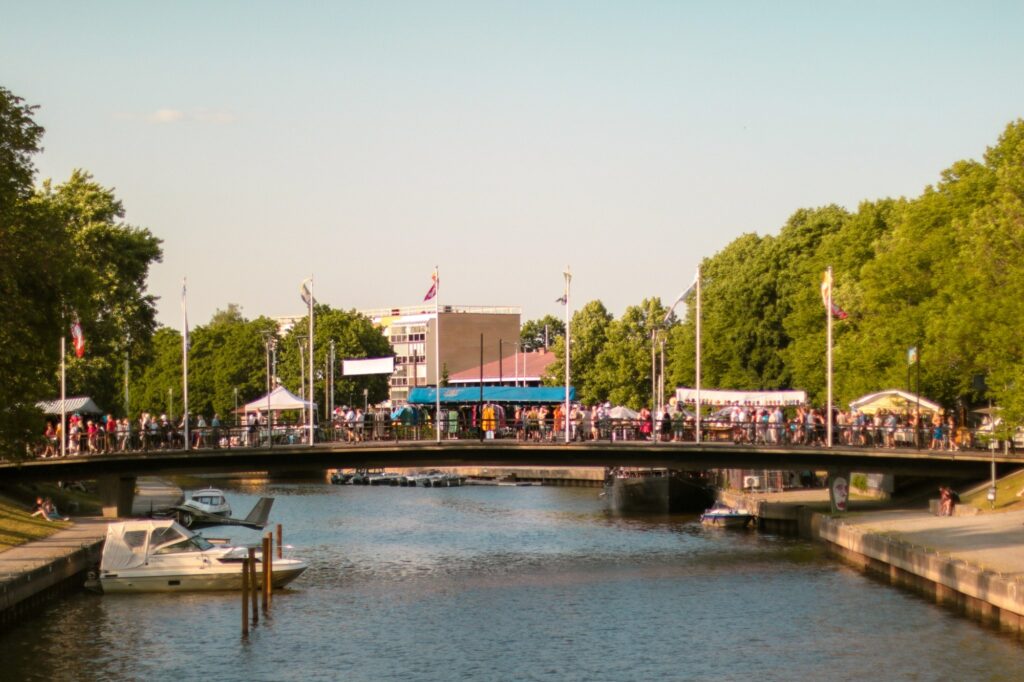 silta, joki, toritelttoja