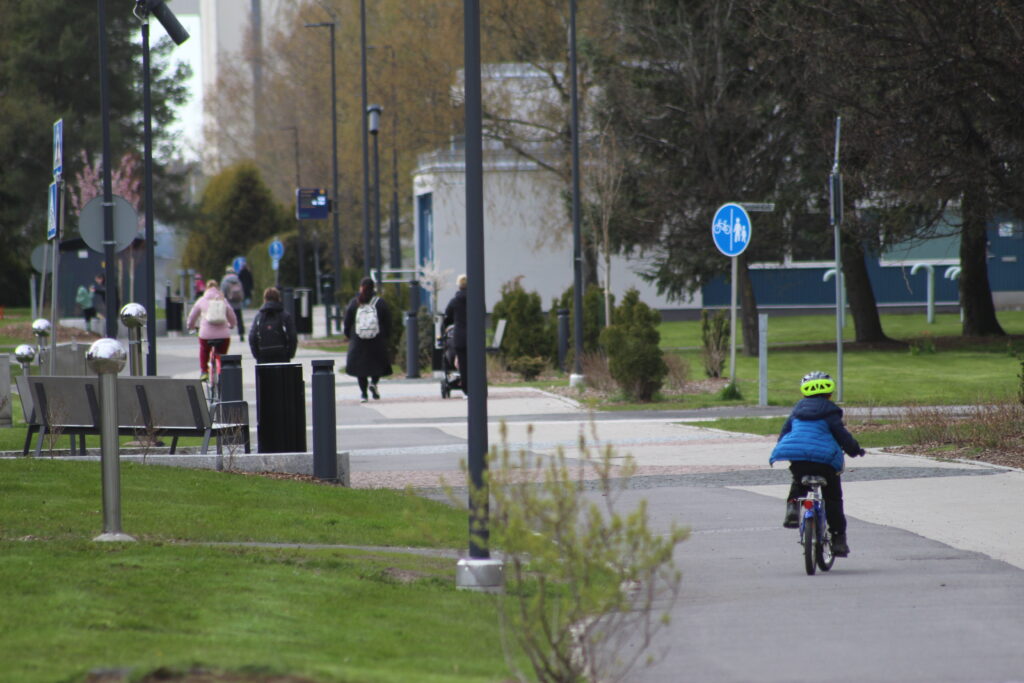 pyörätie, jalkakäytävä, pyöräilijä, lapsi