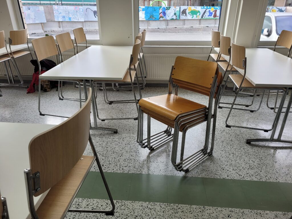 Kuvassa kunnostettuja koulupöytiä ja -tuoleja. Kuva: Raision kaupunki