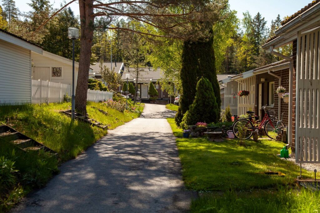 puita, pyörätie, taloja, kukkapenkkejä