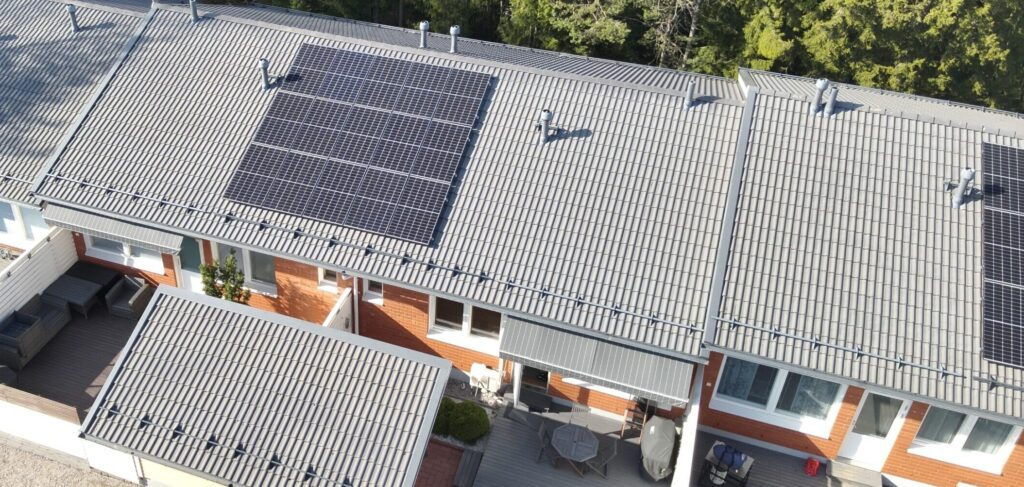 rivitalo, aurinkopaneeleja