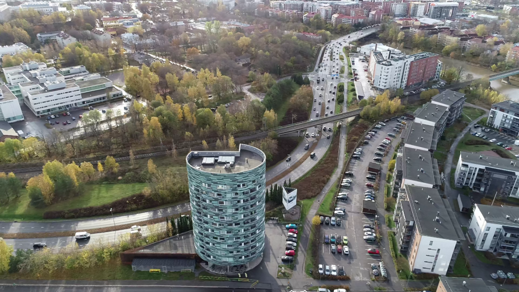Syksyinen drone-kuva Turun Ylioppilaskylästä ja Ikituurista