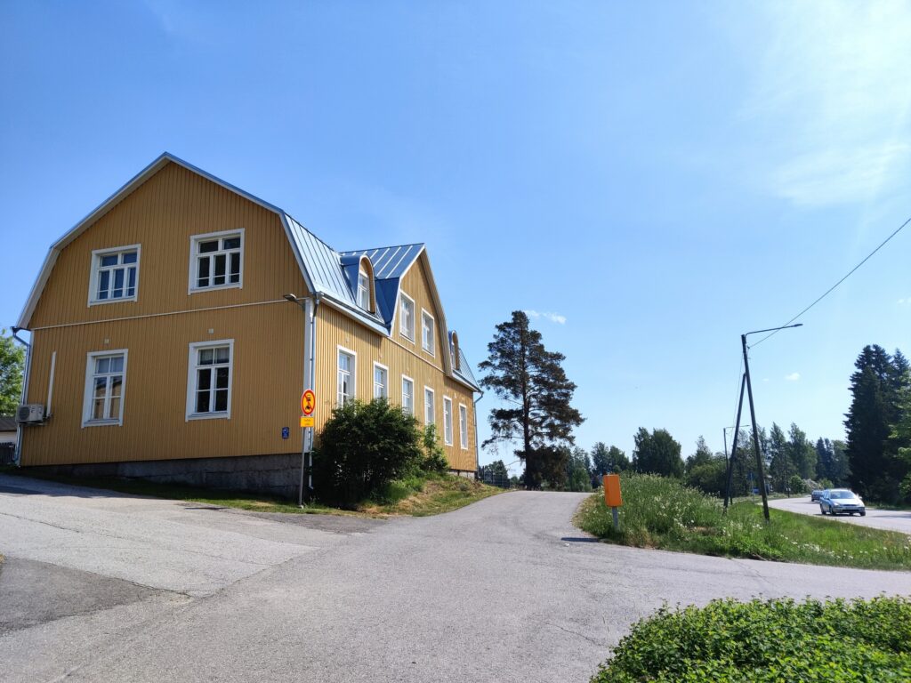 keltainen puutalo, sininen taivas