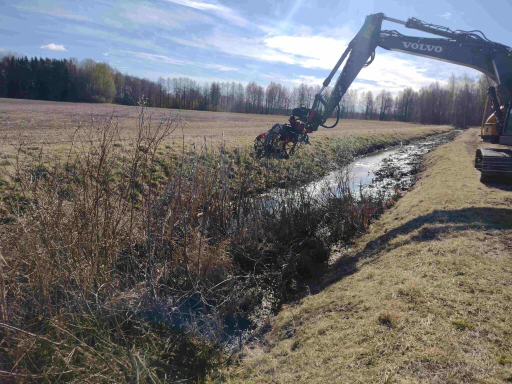 oja, peltoa, työkone