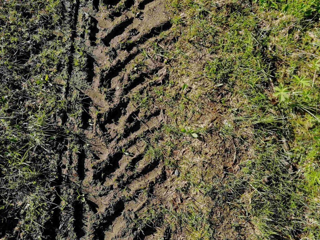 peltomaata ja traktorin jälkiä