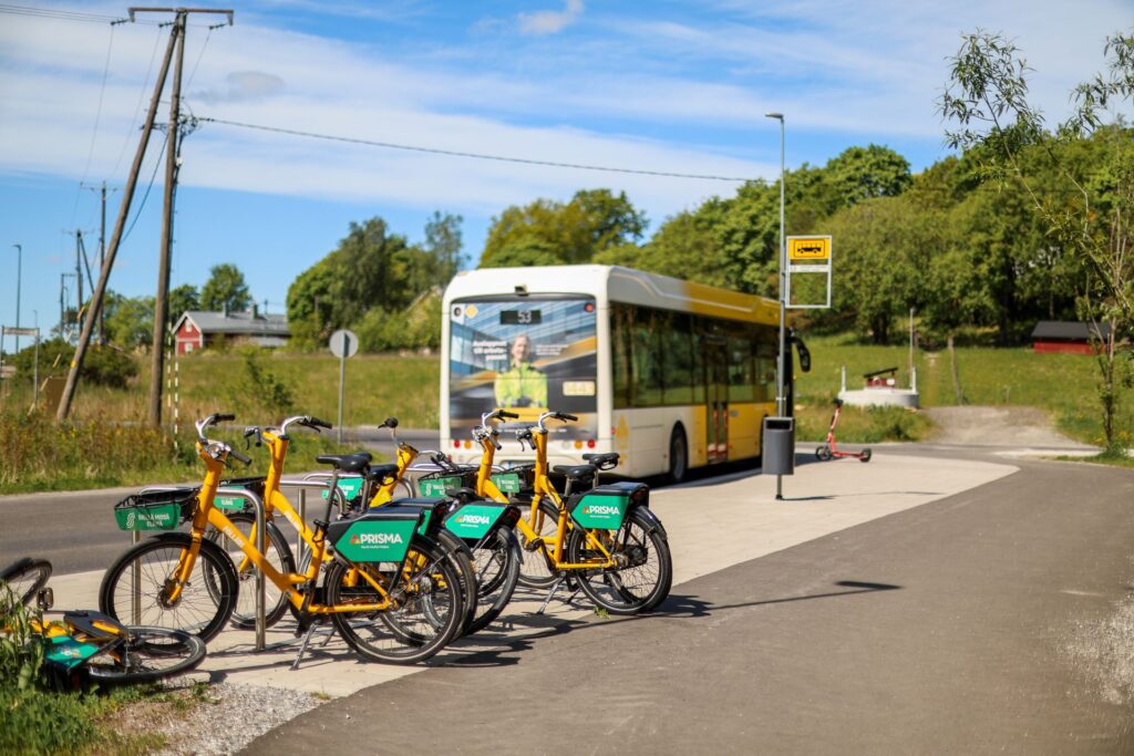 Fölin bussi bussipysäkillä, etualalla föli-yhteiskäyttöpyöriä