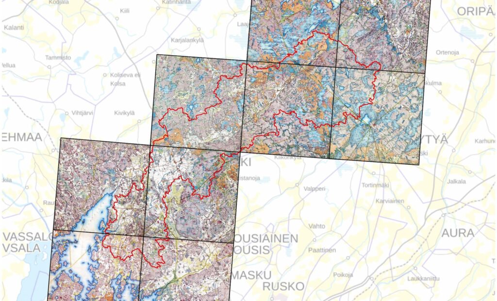 Kartta, jossa punaisella rajattu alue on sijoitettu usean historiallisia karttalehtiä esittävän karttaotteen päälle. Karttalehdet muodostavat mosaiikkimaisen kokonaisuuden nykykartan taustalle. Punainen rajaus kulkee laajan, epäsäännöllisen alueen ympäri ja ulottuu sekä rannikkoalueelle että sisämaahan. Kartalla näkyy paikannimiä, kuten Nousiainen, Masku, Rusko, Aura, Oripää ja Kalanti. Historialliset karttalehdet sisältävät yksityiskohtaista maankäytön, vesistöjen ja tieverkoston kuvausta eri värein. Rajatun alueen päälle osuu yhteensä useita karttalehtiä, jotka kattavat alueen eri osat.