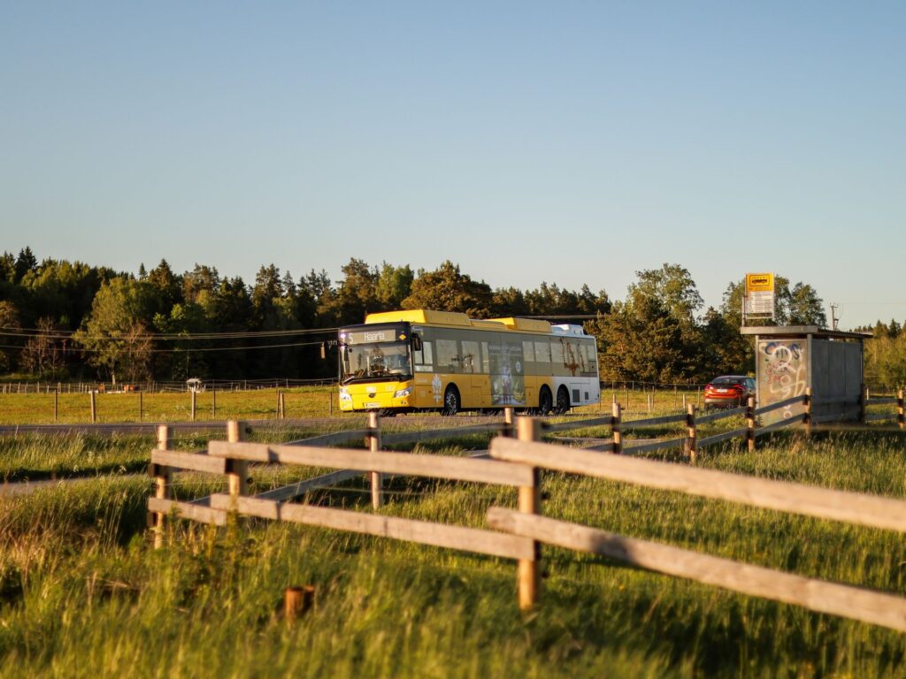 Fölin linja-auto maalaismaisemassa