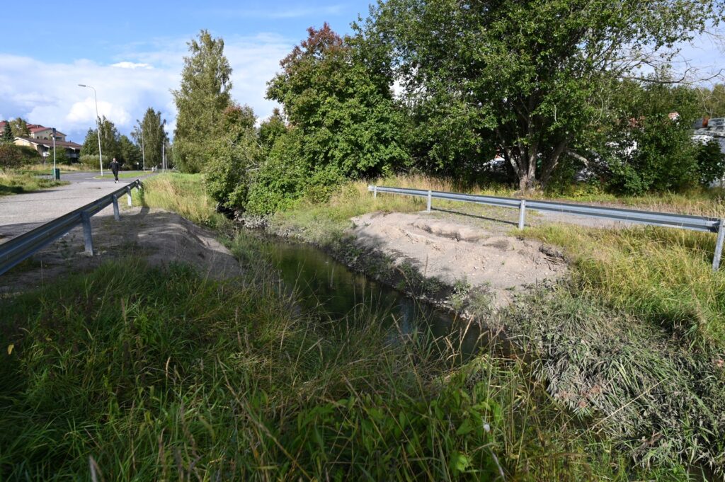 Rauvolan valuma-alueella uomaa on jo lähdetty kunnostamaan muun muassa poistamalla turha tieliittymä ja rumpu. Kuva: Minna Kivimäki