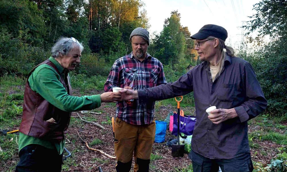 Työryhmä toi alkoholitonta marjakuohujuomaa, jolla skoolattiin aidanteen valmistututtua työpajojen päätteeksi. Kuva: Silja Ngobese