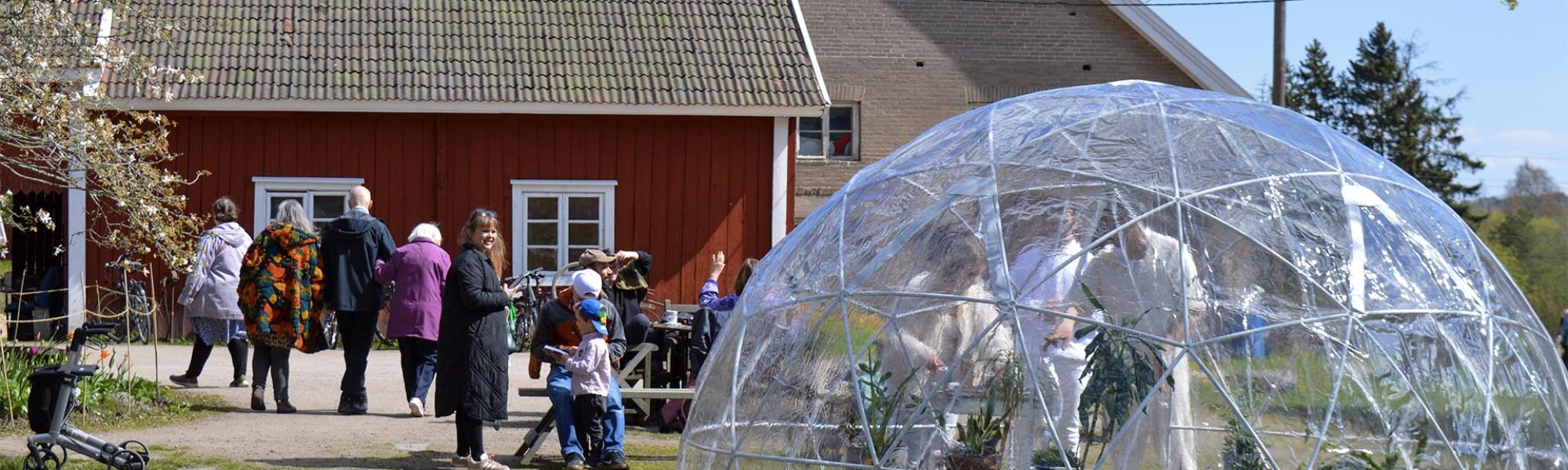 Ihmisiä kasvihuonekuvun sisällä